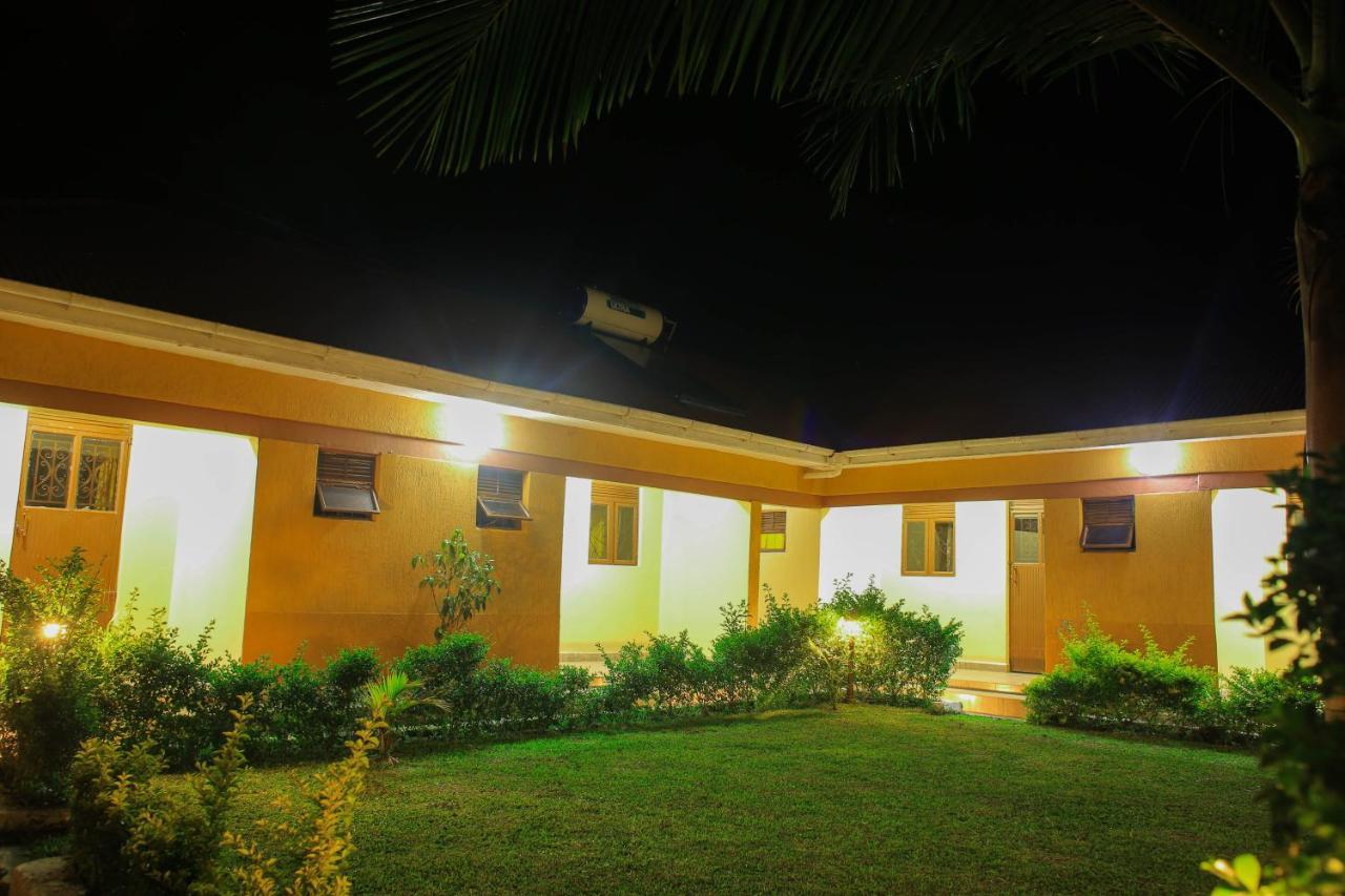 Palm Star Motel Fort Portal Buitenkant foto
