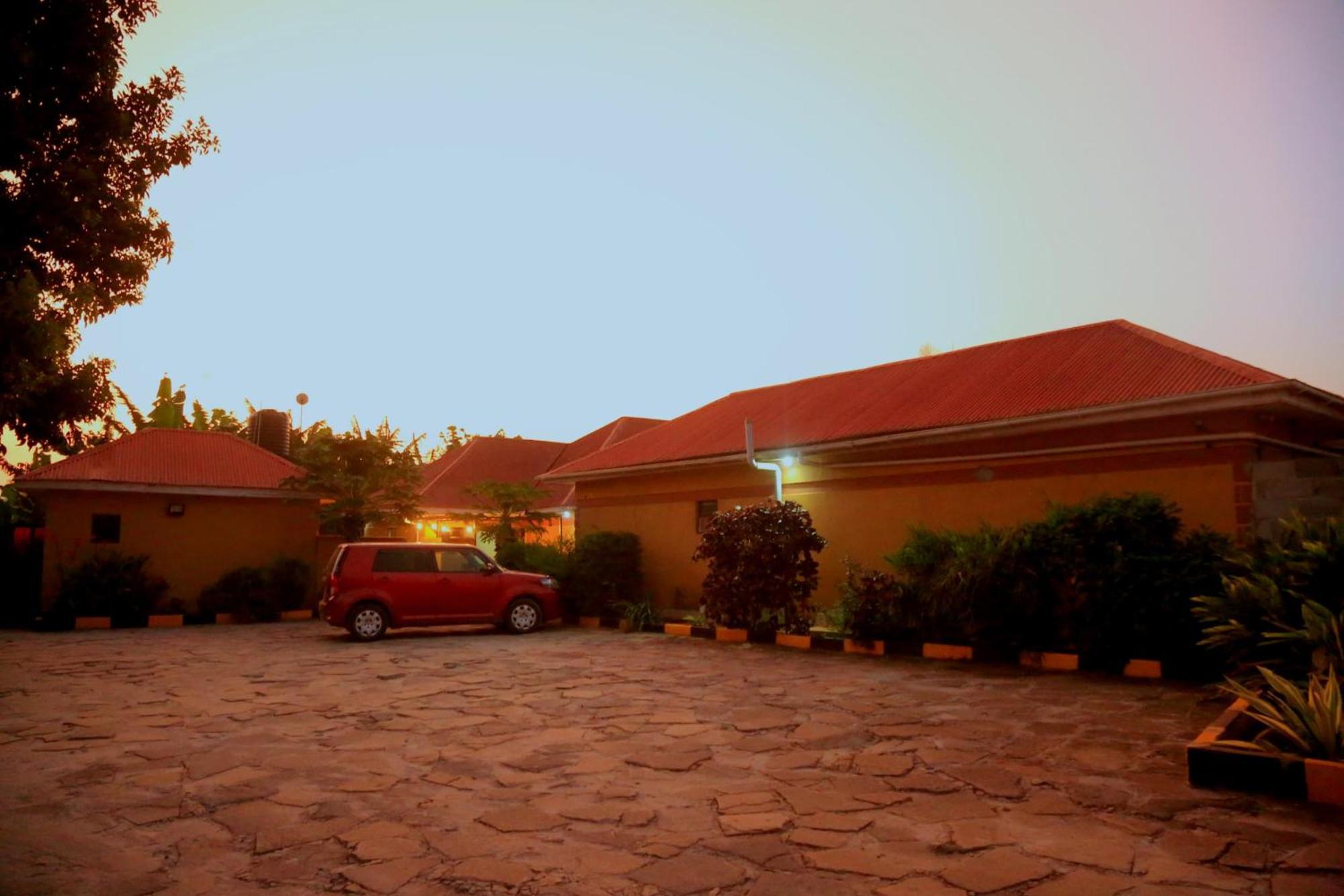 Palm Star Motel Fort Portal Buitenkant foto